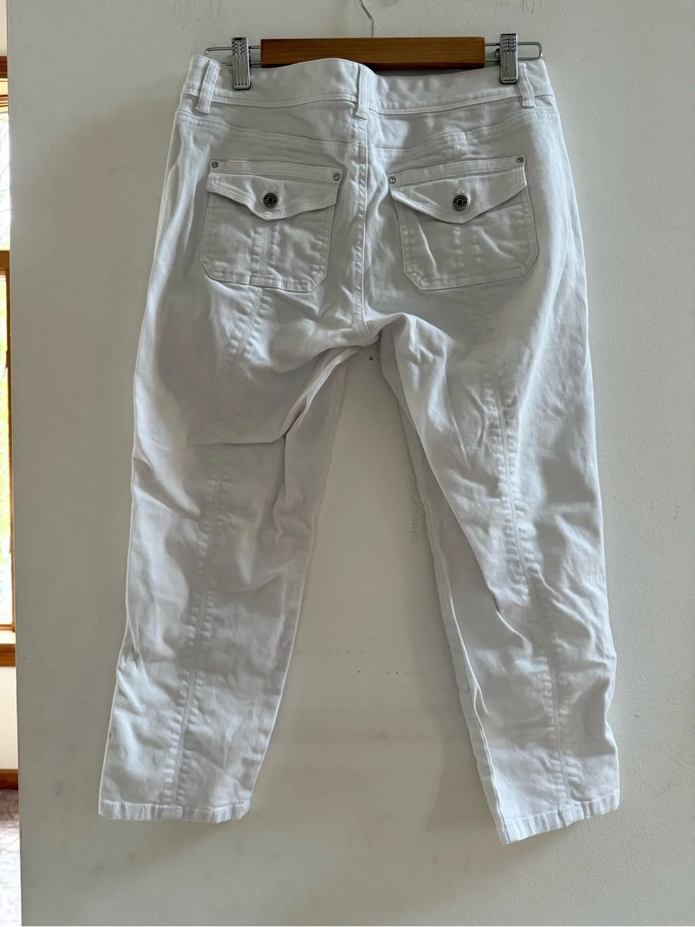 White House Black Market White Crop Pants Size 6 | Embellished Pocket Detail - Picture 7 of 7